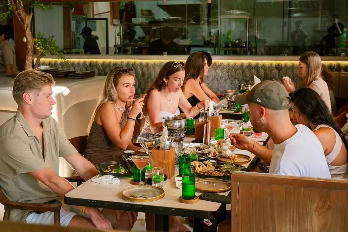 Wisatawan menikmati makanan Thailand autentik di restoran Bali dengan suasana ramai dan santai.