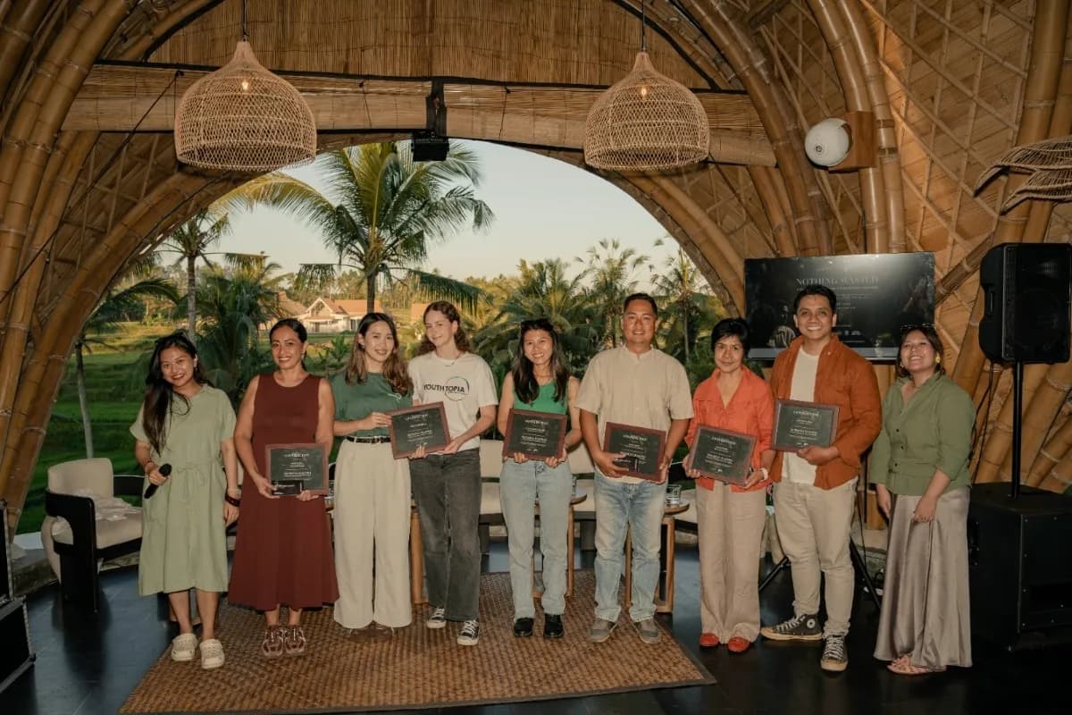 Participants hold appreciation plaques during the Nothing Wasted event connecting Bali’s culinary and sustainability communities.