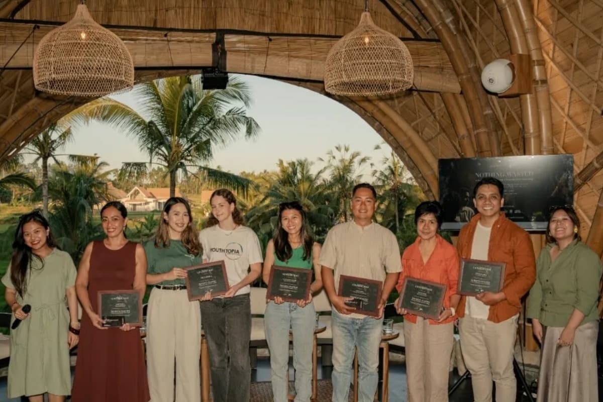 Participants hold certificates during the Nothing Wasted event connecting Bali’s culinary and sustainability communities.