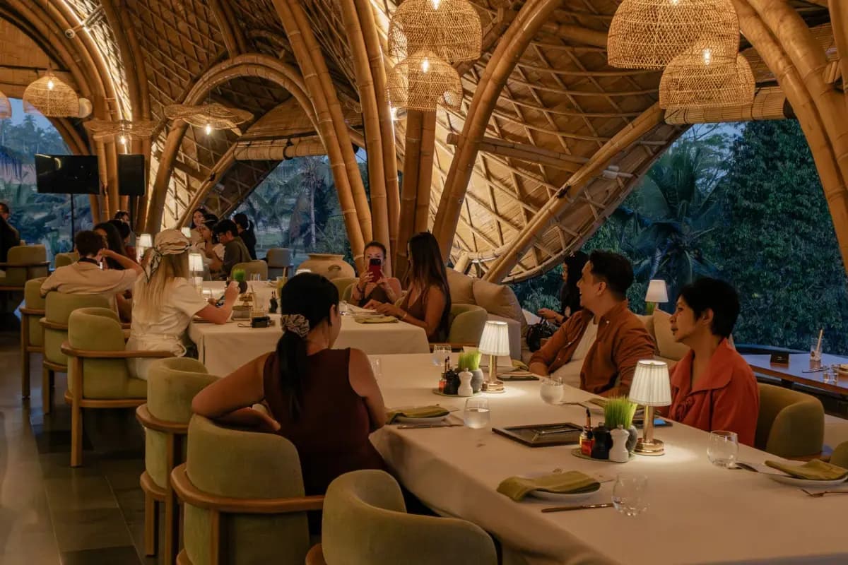 Families and friends enjoy group dining in a spacious Ubud restaurant, ideal for celebrations and shared meals together.